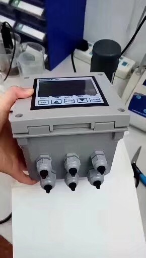 是一款適用于需要同時監控多個參數的復雜應用場合的多參數儀表，具有獨立的比例控制輸出，兩路可調 頻率輸出，RS485串行接口（MODBUS協議），三個繼電器輸出，探頭質量顯示和數據記錄功能